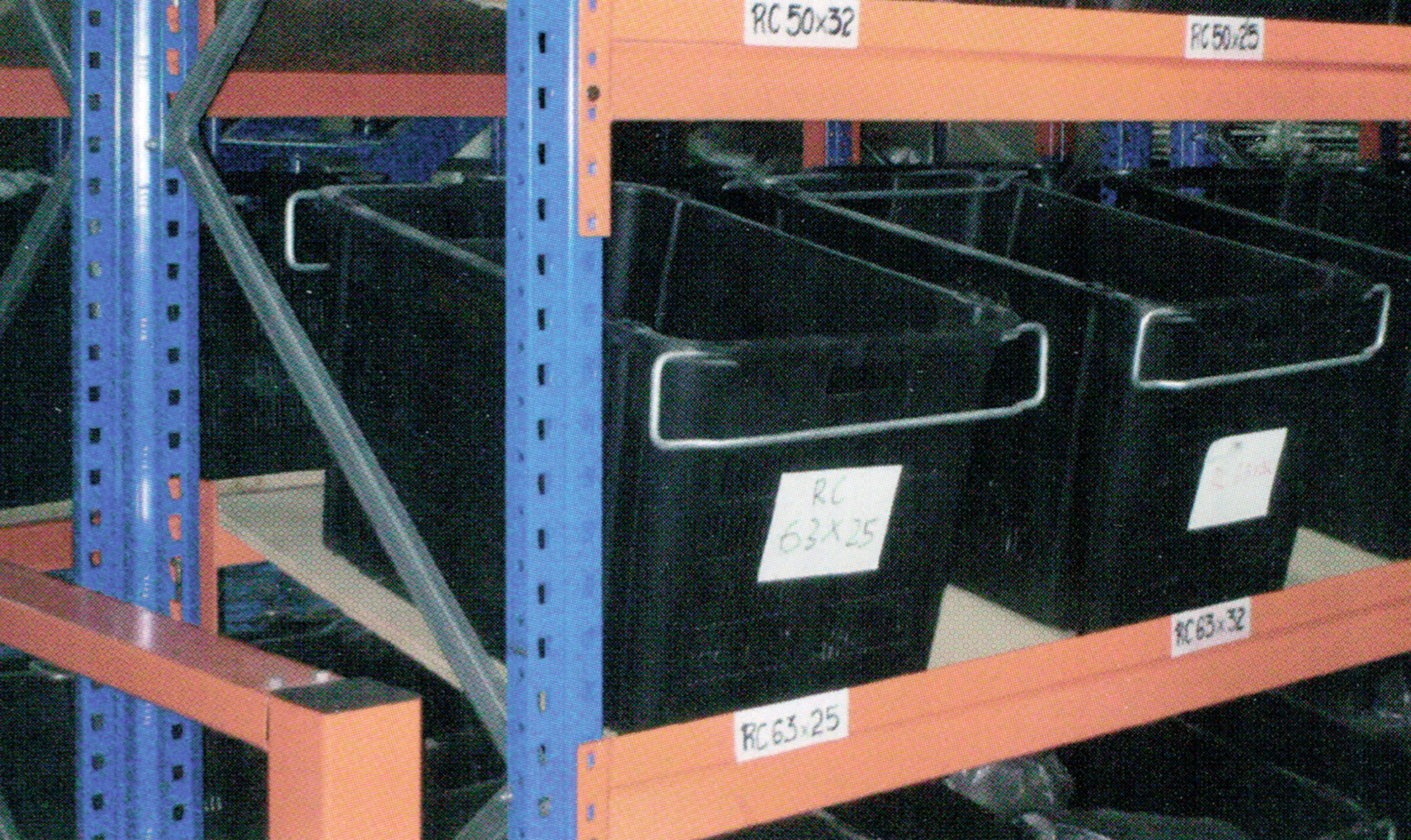 racking with plastic container